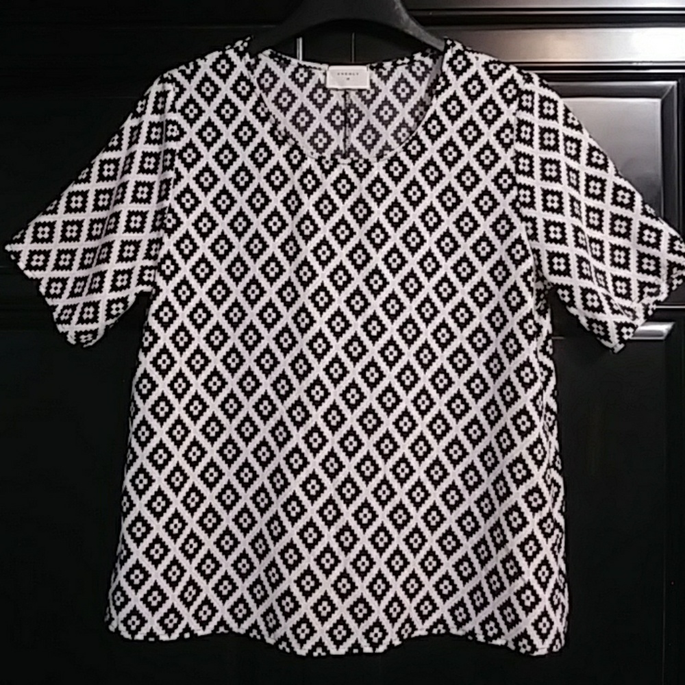 ❇Everly white and black geometric print top